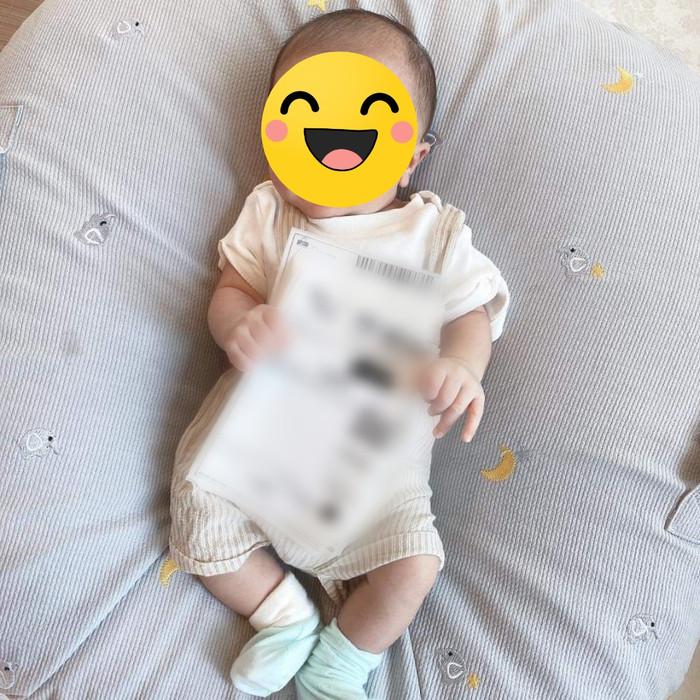 Hình ảnh mới nhất của bé Ú con trai Duy Mạnh, tay cầm hóa đơn